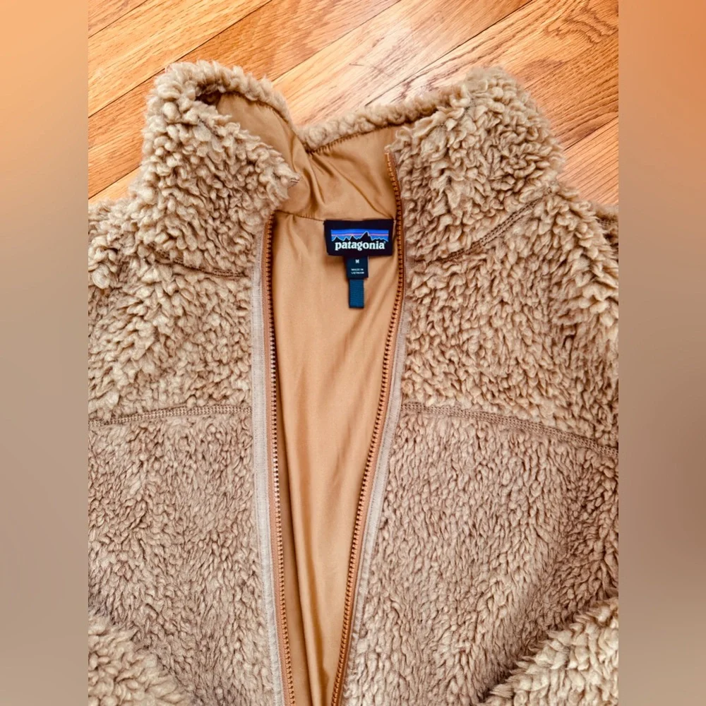 Patagonia Women’s Brown Teddy Bomber Jacket. Size Medium. Great condition. - Picture 4 of 4